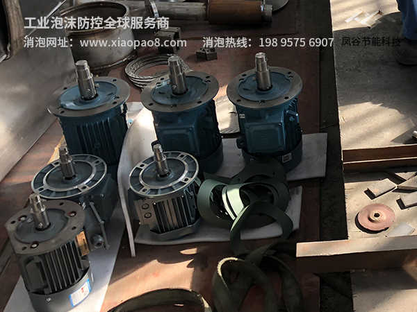 使用毛毯清洗劑消泡器，消除涂膜各種弊病